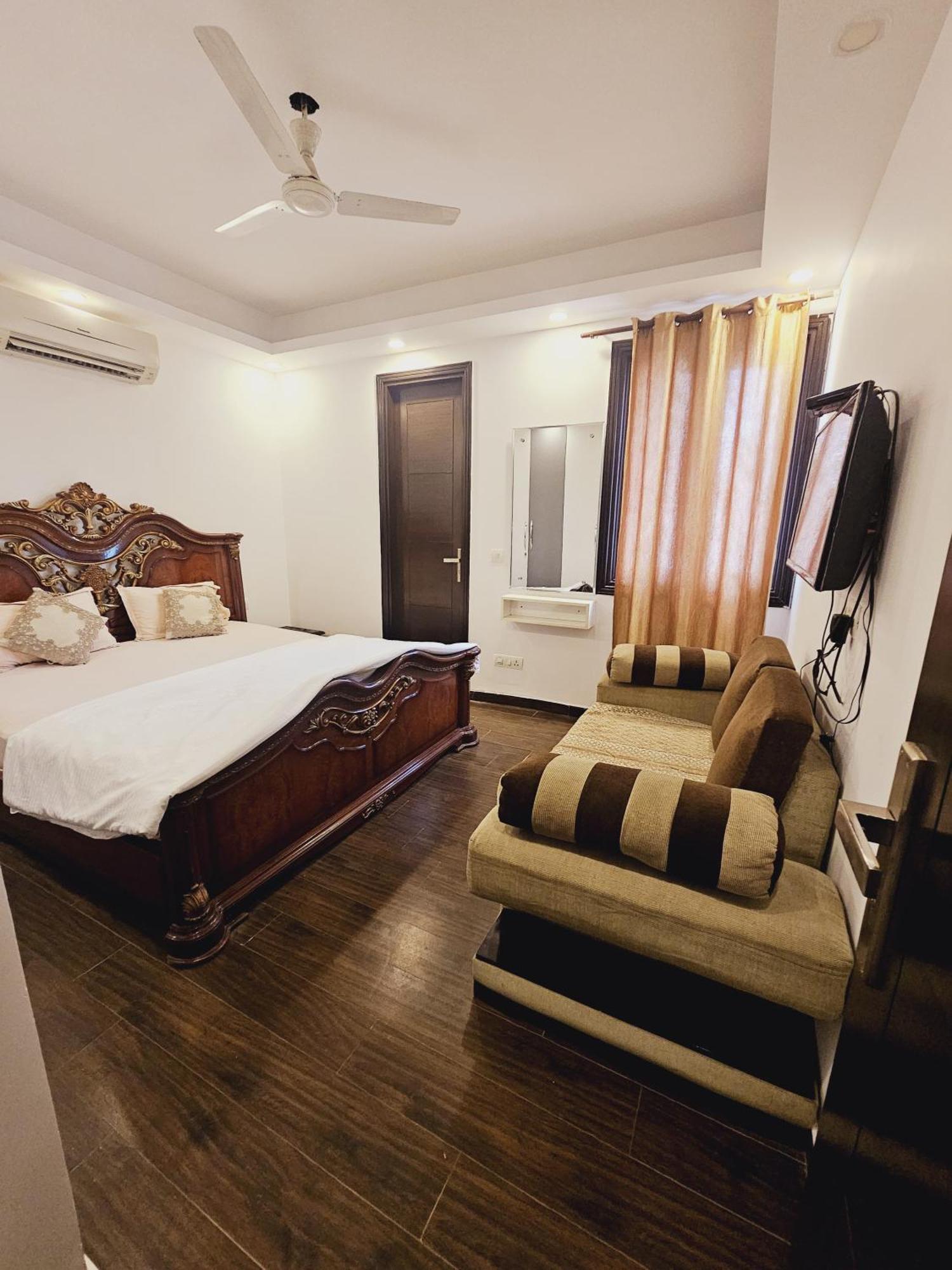Palatial 3bhk With Terrace! Greater Kailash 1 Apartment
